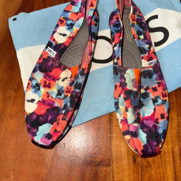 Red TOMS Oahu Floral Canvas Slip On Shoes sz 11 - Picture 2 of 4
